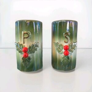 NWT Hollyberry Norcrest Salt and Pepper shakers Christmas vintage Pillar